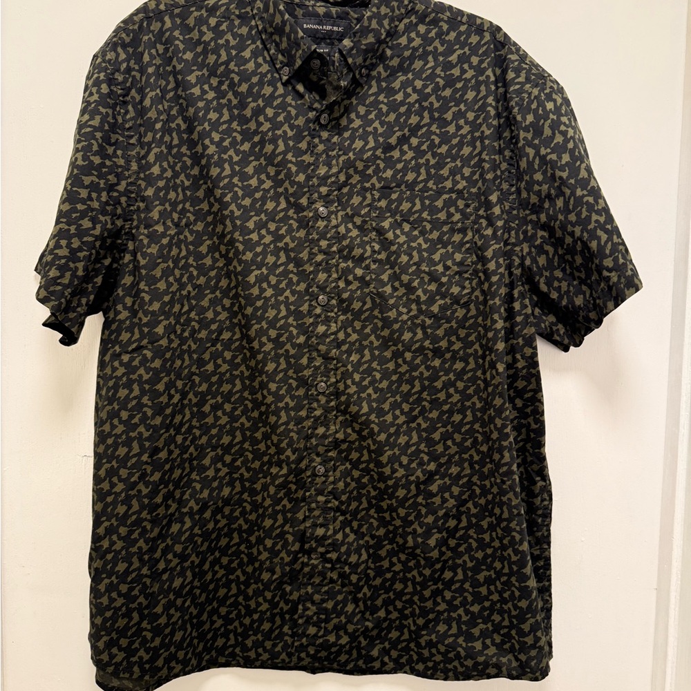 Banana Republic Men's Black and Green Patterned Shirt slim fit